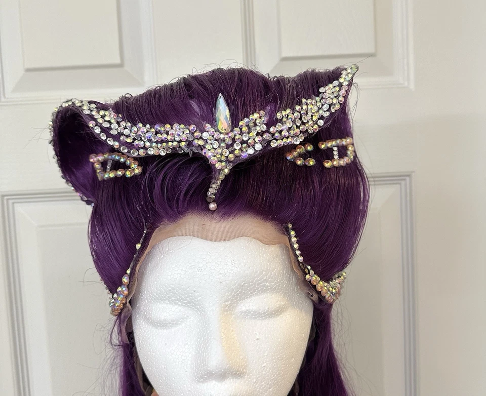 Peluca de arrastre de diamantes de imitación serpiente púrpura, usada solo cuatro veces como está con cabeza de peluca Foto 2 de 4