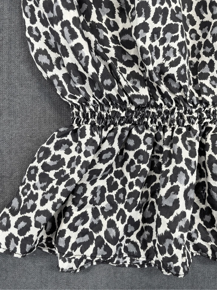 Blusa de seda leopardo peplum Michael Kors para mujer XS gris negra cápsula al hombro Foto 2 de 4