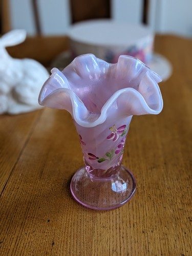 NEU IN BOX FENTON 6" ROSEMILK STRETCH VASE HANDBEMALT BLUMEN SIGNIERT SCHÖN! - Bild 6 von 12