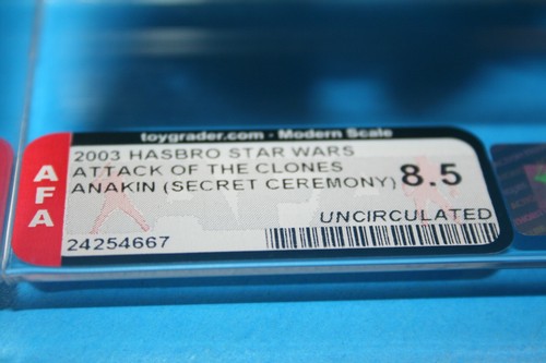 STAR WARS 2003 AFA GRADED MINT ON CARD AOTC ANAKIN CEREMONY FIGURE WEAPON HASBRO - Picture 4 of 12