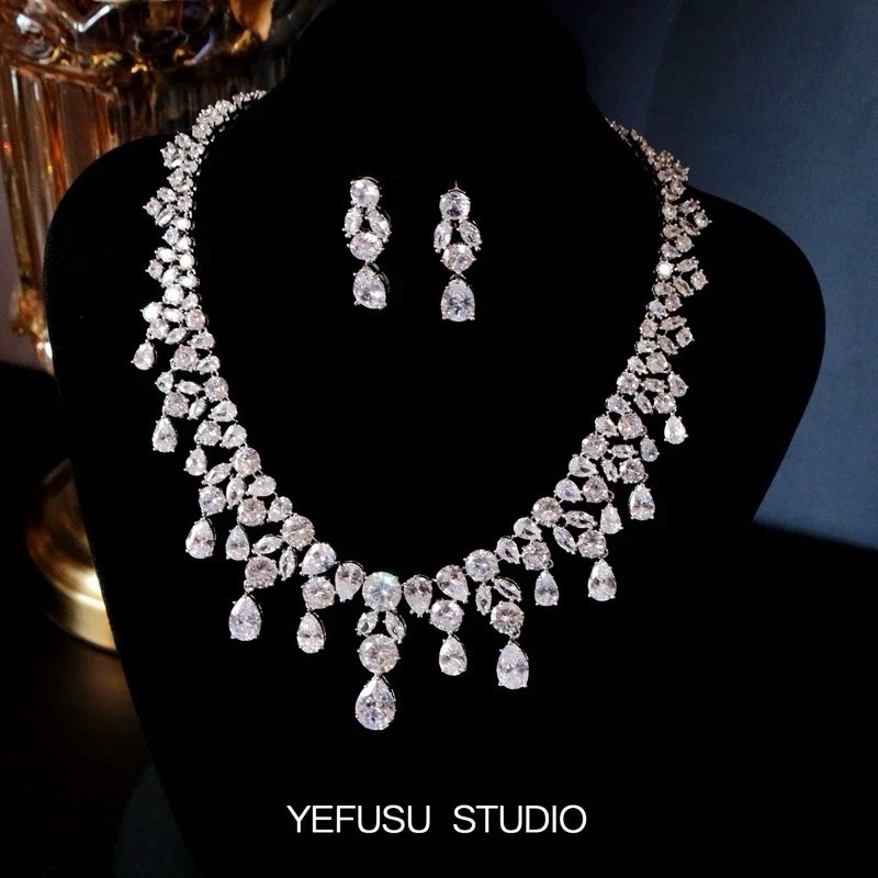 Conjunto de collar y pendientes de boda de novia de cristal de circonita Foto 3 de 3