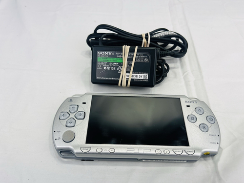 Sony PSP 2001 Konsole Handheld Silber hat Ladegerät und Memory Stick 1gb getestet