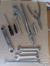 Lotto attrezzi manuali vintage a scatto, USA, pinze aspirapolvere chiavi cacciavite