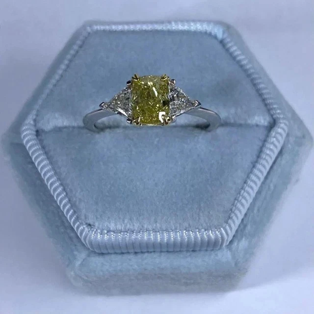 Anillo de tres piedras con diamantes simulados citrino amarillo corte cojín de 1,40 quilates de plata 925 Foto 2 de 4