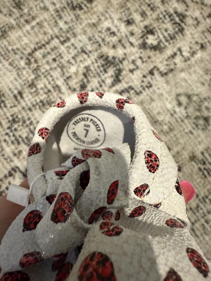 Свежесобранные тапочки Lucky Ladybug с жесткой подошвой размер 7 отличное состояние товара - Изображение 4 из 4