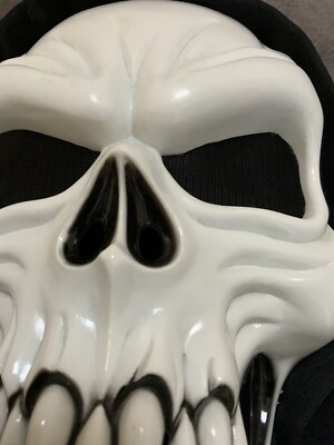 Rubies Halbmaske Skull Mit Haaren – Gruselig-coole Maskerade Für Halloween & Partys