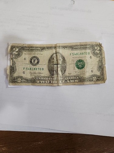 Old 2 Dollar Bill Series F 1995 with a little tear in the middle - Picture 13 of 15