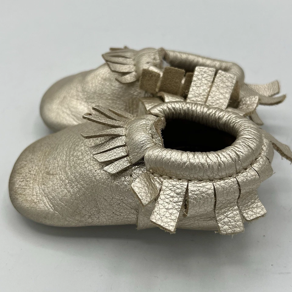 新鲜挑选婴儿莫卡辛金色金属条纹皮革幼儿尺寸 3 二手状况完好柔软 — 第 3/4 张图片