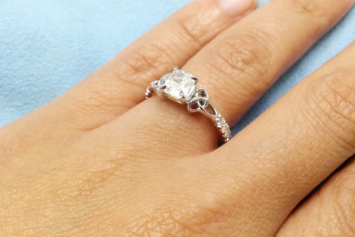 Anello di Fidanzamento Forever One Round Moissanite, Nodo Celtico Diamante - Foto 4 di 4