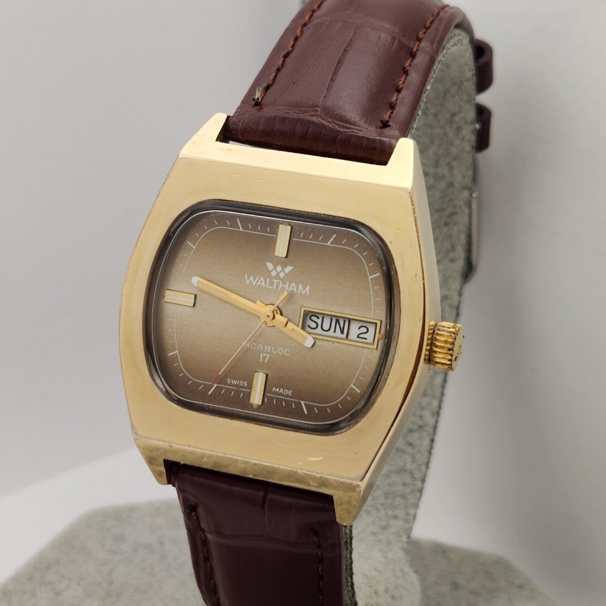 Vintage Waltham men's manual winding watch day/date FE 140-2