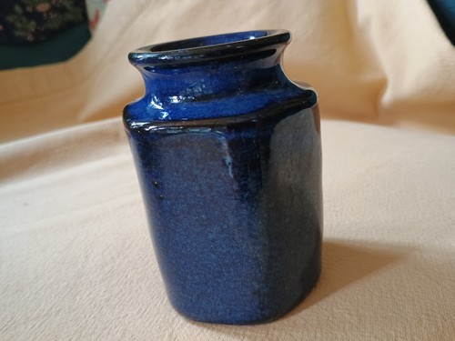 JARRÓN DE CERÁMICA VINTAGE L HJORTH DINAMARCA HEXAGONAL AZUL COBALTO 10 CM DE ALTO Nº 044
