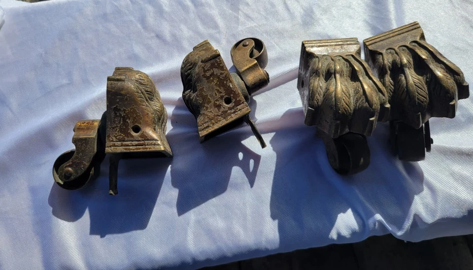 Antiguo juego de 4 ruedas de pie de garra de bronce del siglo XIX para muebles Foto 2 de 4
