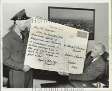 1954 Press Photo San Morley delivers giant postcard to Stanley E. Stretton, WA