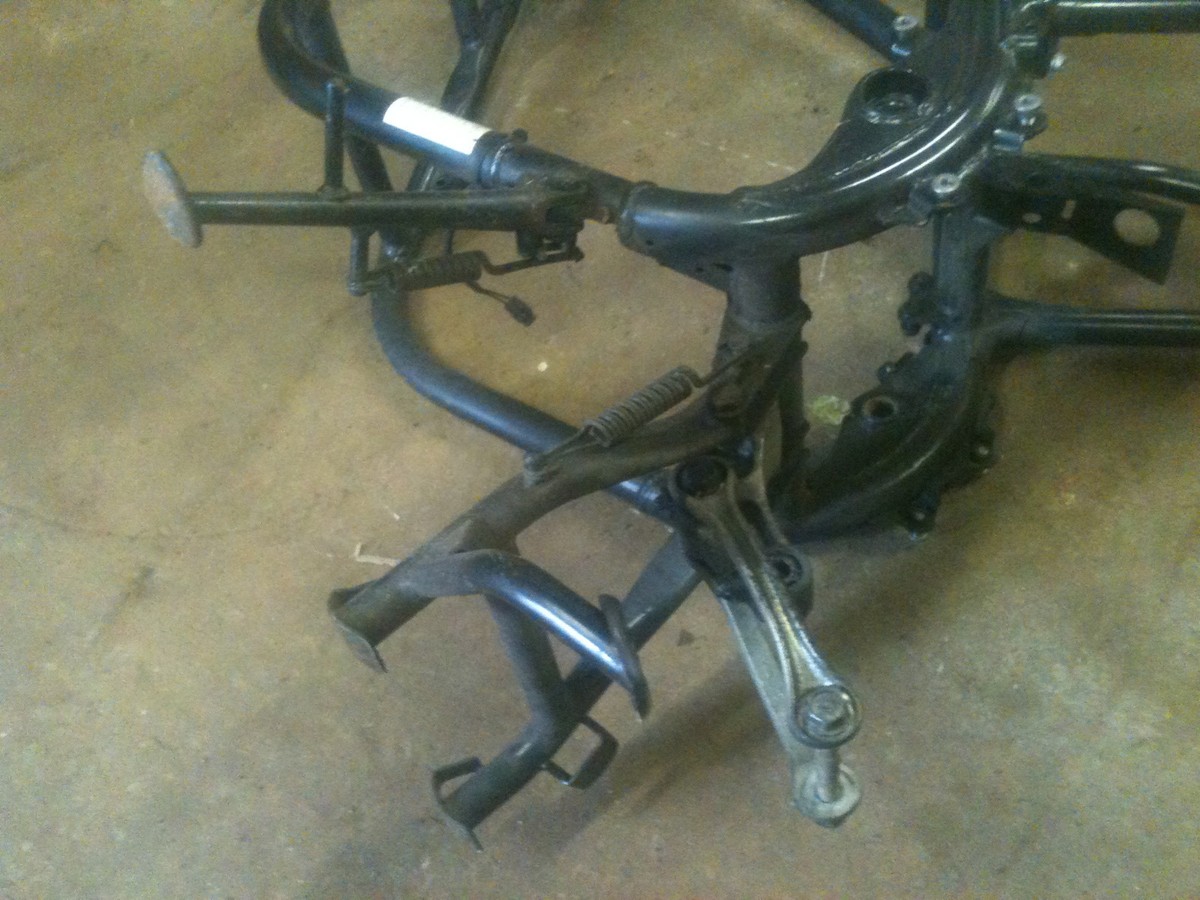 2003 Kawasaki ZR 750 H Main Frame Chassis Body ZR750 ZR7S ZR-7S 03