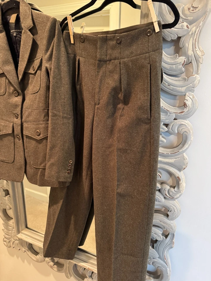 Pantalones de traje Banana Republic verde oliva (nuevo con etiquetas) y chaqueta (usados) - talla 0 (dos Foto 2 de 4