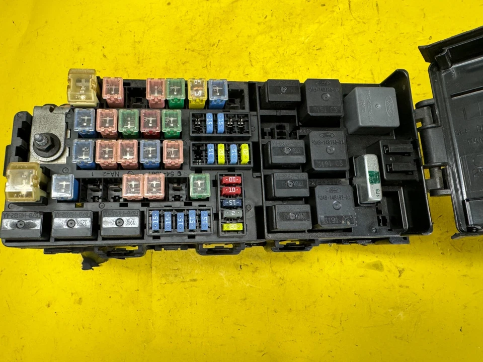 Mercury Mountaineer 2002-2005 caja de relé de fusibles debajo del capó OEM Foto 2 de 4