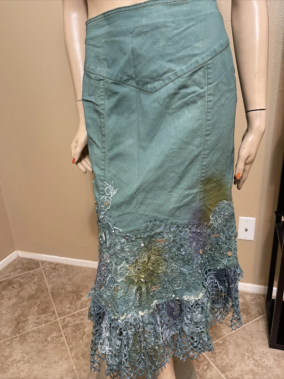 Women’s Aquamarine Cotton Casual Beaded Ruffle Zip Size XL(10-12) Skirt SK 708
Opens in a new window