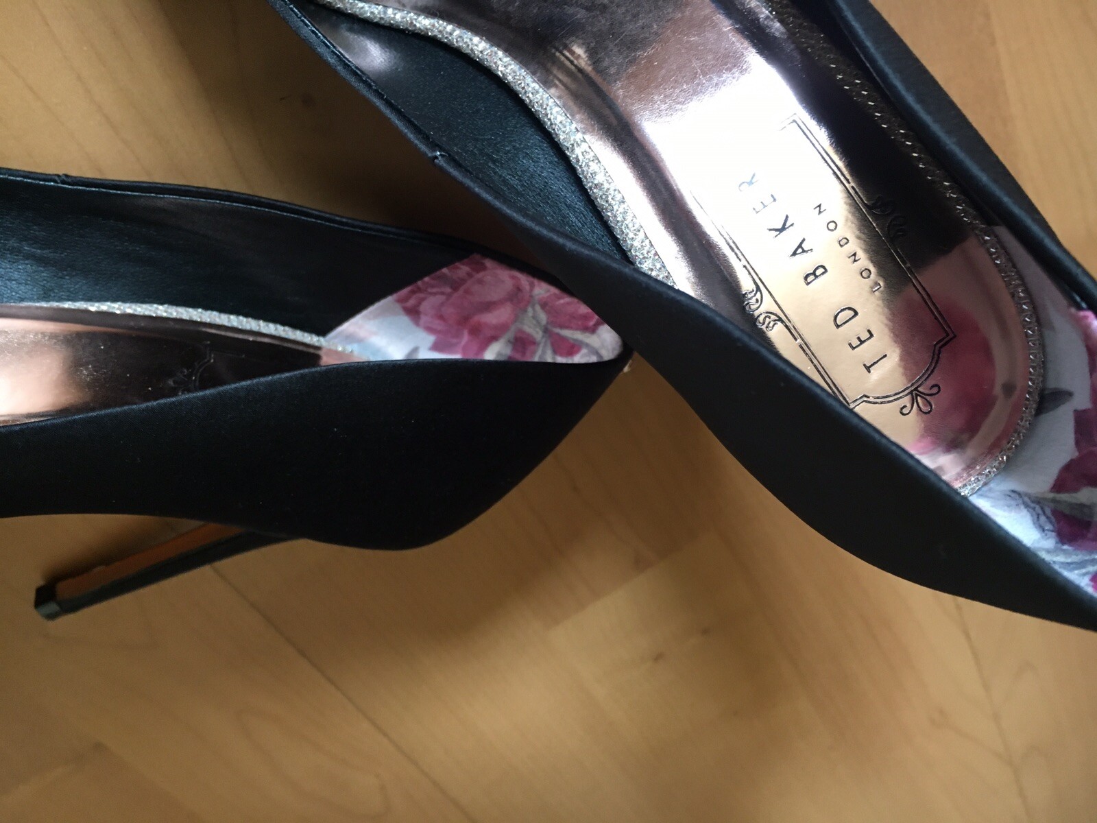 Ted Baker Black Black Black Satin shoes Size 5 38 pink gold Tip & Bow High Back BnwoB fa6345 Ted Baker Black Black Black Satin shoes Size 5 38 pink gold Tip & Bow High Back BnwoB fa6345