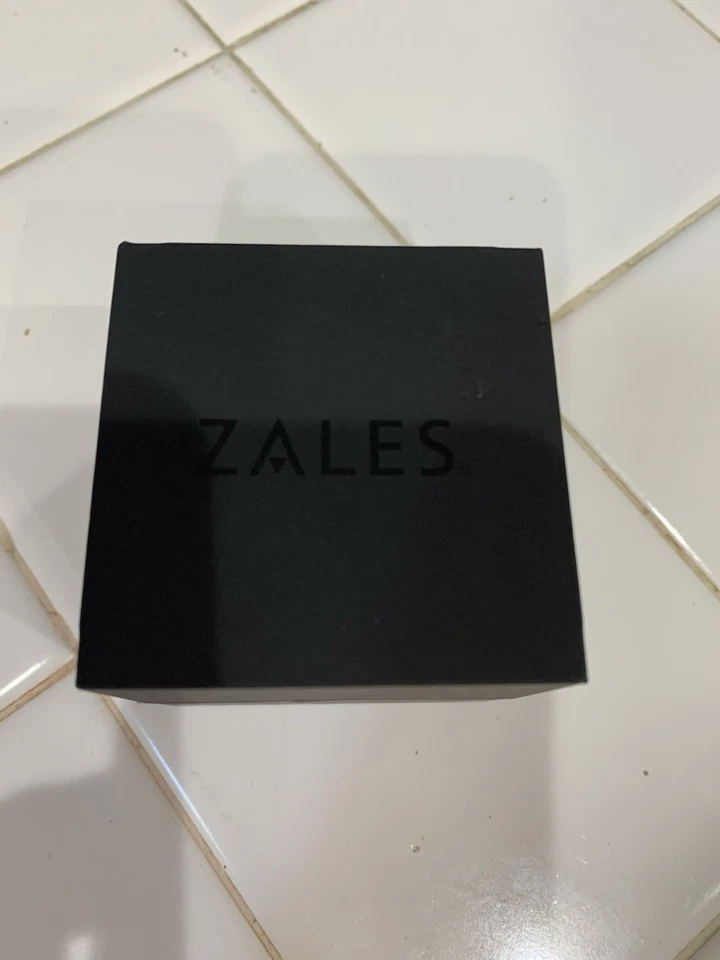 Collar Remolino Esmeralda 3 Piedras Oro Blanco 10K Foto 2 de 4