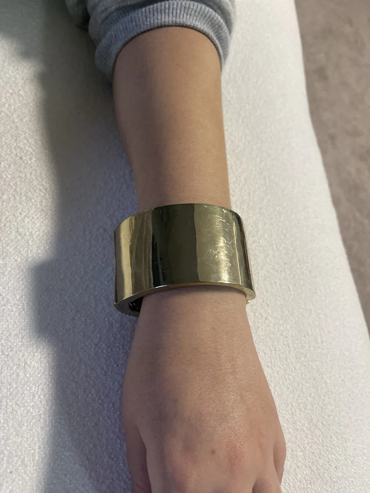 Pulsera brazalete tono dorado con adornos de cristal Foto 4 de 4