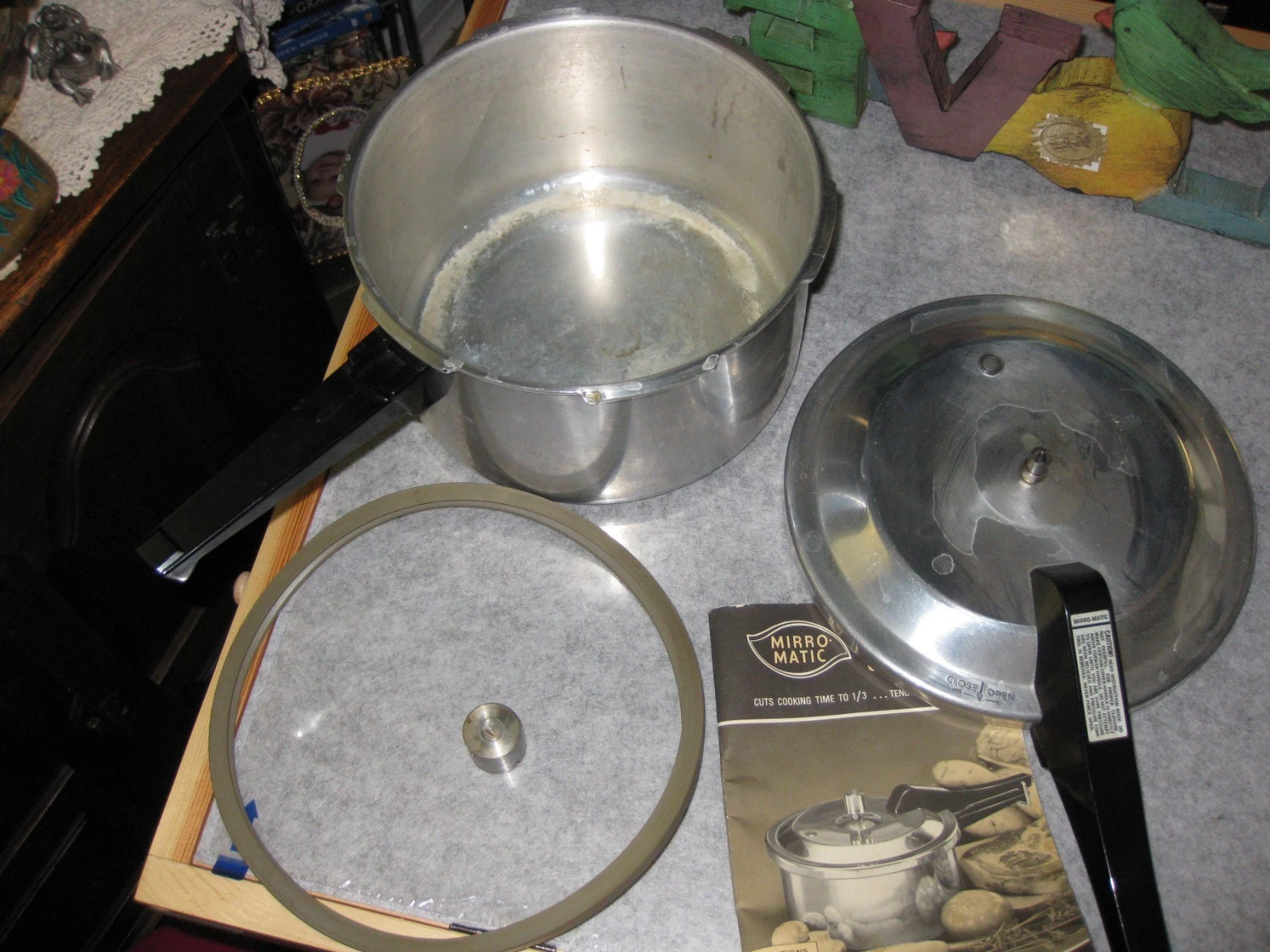 MIRRO-MATIC ALUMINUM 4 QUART PRESSURE COOKER USA WITH BOOKLET MODEL M-0534