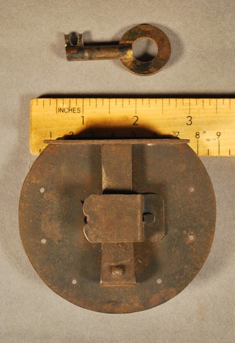 CERRADURA JAPONESA ANTIGUA HIERRO TANSU CON LLAVE DE TRABAJO - Imagen 3 de 3