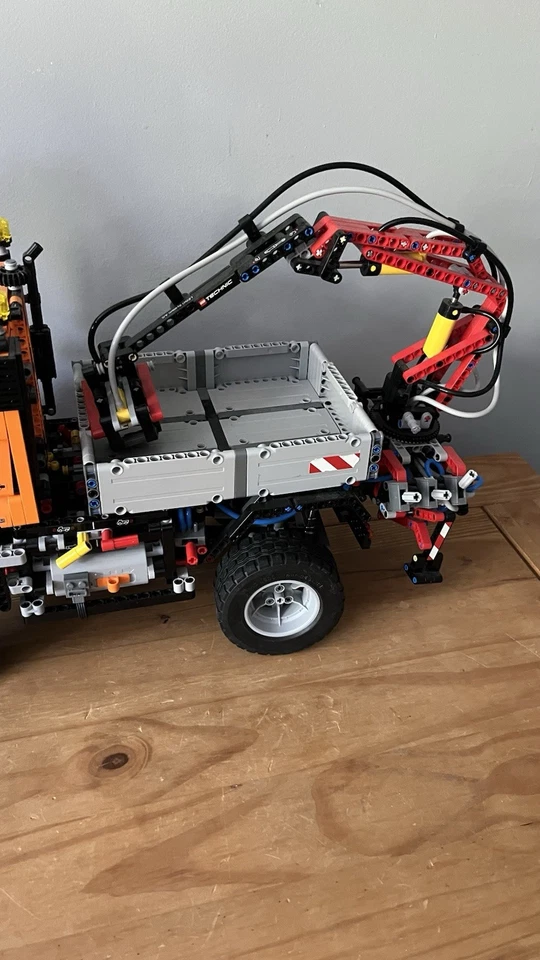 LEGO Technic 8110 Mercedes-Benz Unimog U400, photo 2 of 5