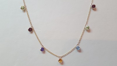 14 Karat Gelbgold Halskette mit bunten Steinen 5 mm rund.
