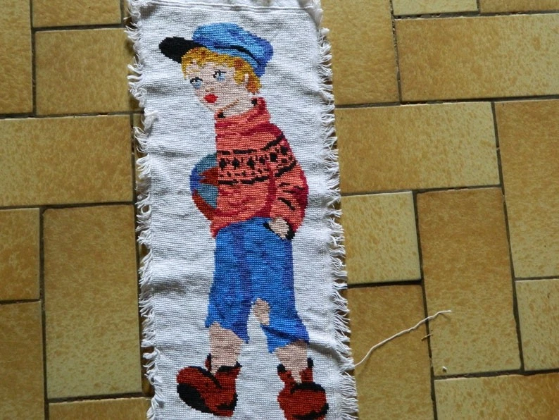 Vintage Jeune Garçon Illustration Canevas Brodé Tapisserie Finie 53×19 cm France - Photo 2/2