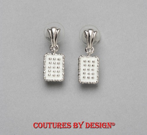 Pendientes colgantes St John Knits modernos de esmalte blanco y poste de plata nuevos con etiquetas precio de venta sugerido por el fabricante 130 USD - Imagen 2 de 2