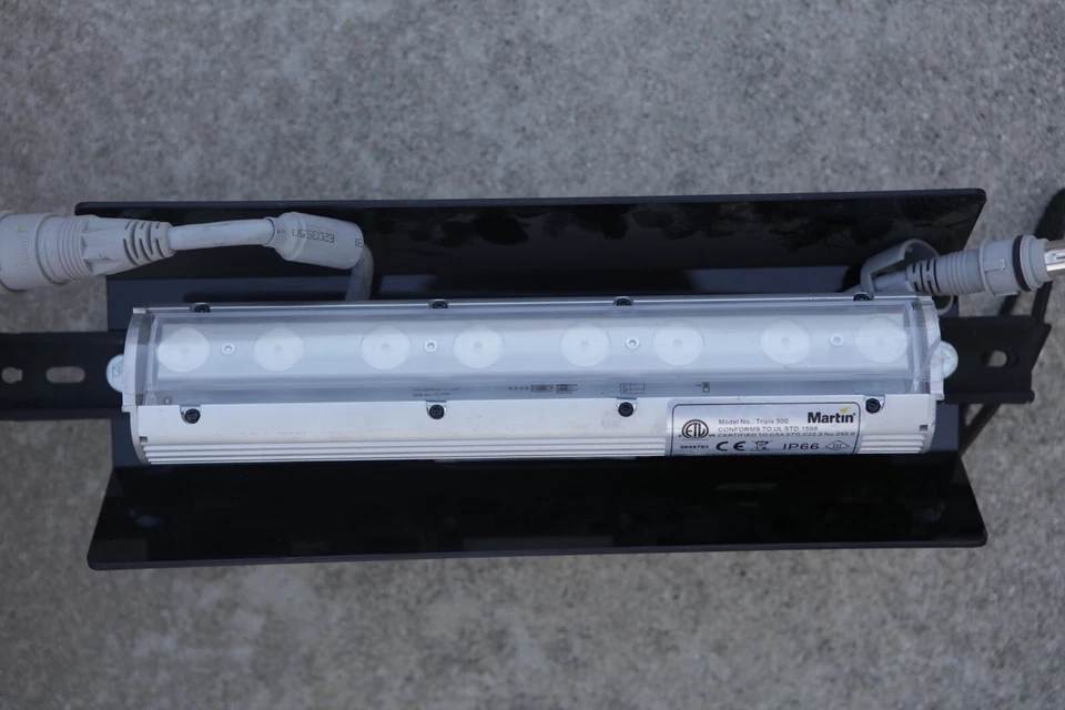 Martin Tripix 300 RGB LED Light IP66. Tricolor 24 VDC 48 Watts Pair - Image 3 of 4