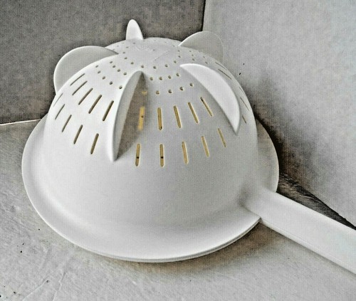 TUPPERWARE NEW VINTAGE XLARGE 2 PIECE 2 QUART STRAINER/COLANDER W/LOCKING LID - Picture 5 of 6