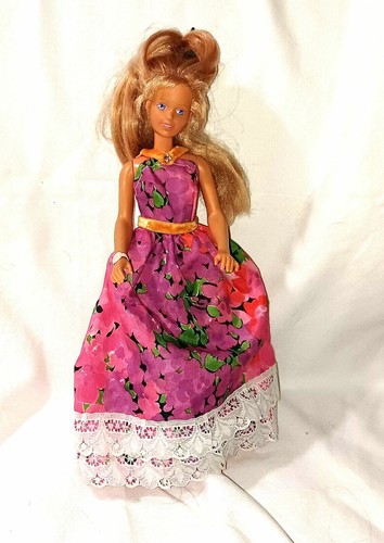 Hasbro 1967 vinyl girl doll 11" blonde blue eyes 3 outfits dresses pink shoes
