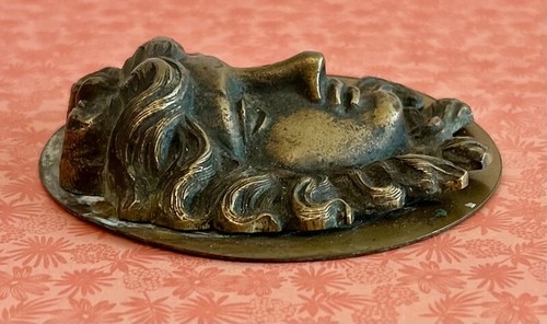 Cabeza de Medusa redondeada de bronce, cabeza unida a placa redonda - Imagen 6 de 10