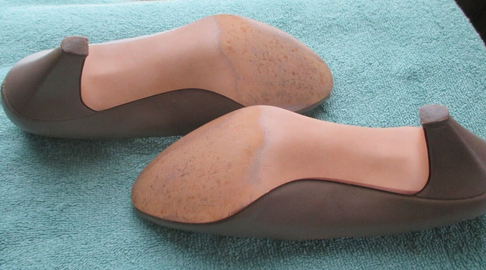 Zapatos naturalizadores vintage para dama tacones de 2,5 pulgadas 8M TAUPE ligeramente usados Foto 2 de 4