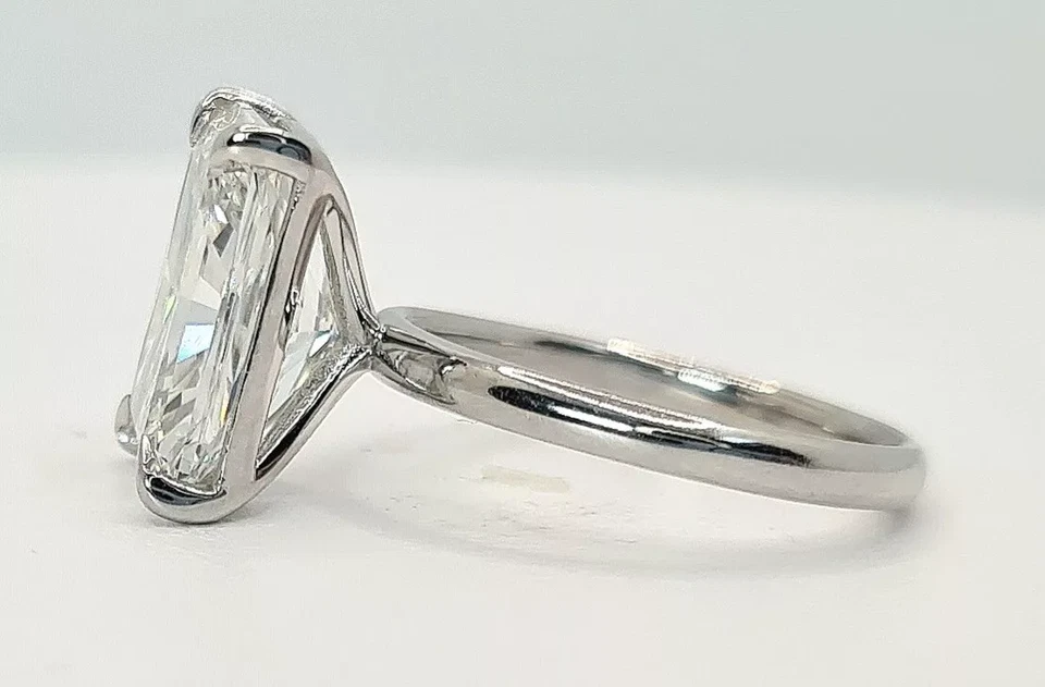 Anillo de diamantes cultivados en laboratorio corte radiante de platino E VS1 5,00 quilates certificado IGI Foto 2 de 4