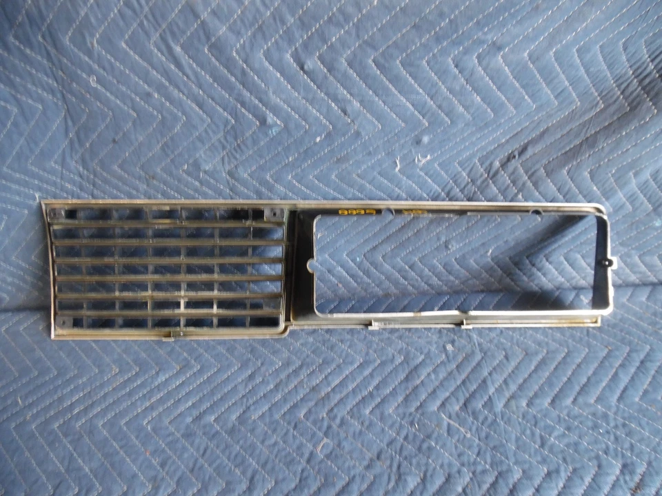 82 - 84 Pontiac 6000 RIGHT grille headlight bezel OEM SUPER NICE - Image 4 of 4