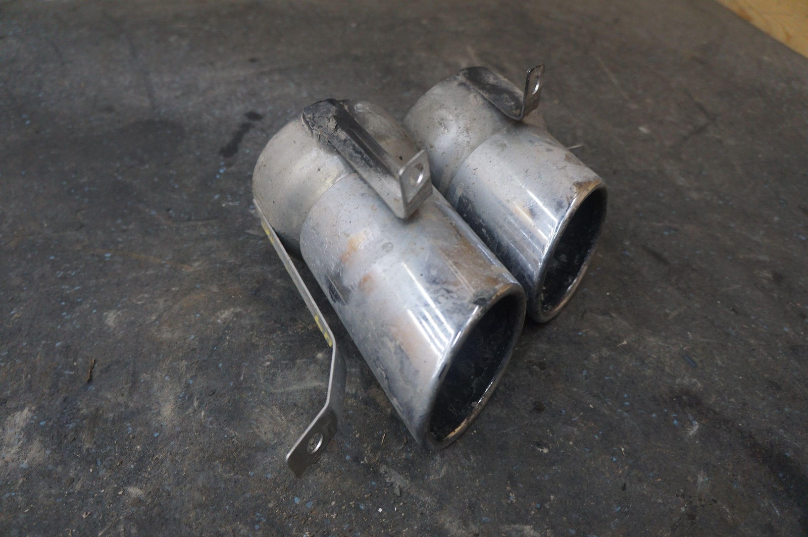 Left Muffler Tail Pipe Exhaust Tip OEM 420251237 Audi R8 2011-15