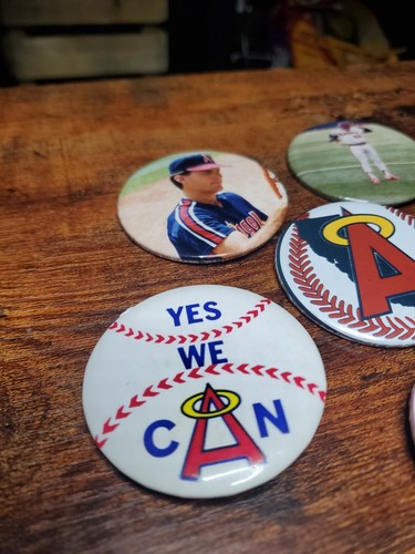 7 Button Lot. Los Angeles Angels, Detroit Tigers, 1984 USA, Reggie Jackson - Picture 2 of 7