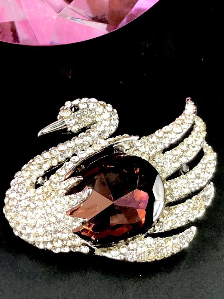 DESLUMBRANTE BROCHE FIGURATIVO CISNE CRISTAL PAVÉ AMATISTA GRANDE TONO PLATA