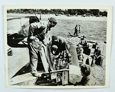 U.S. Aircrew Reloading Machine Guns, France WWII 1944 Press Photo
