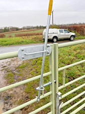 Field gate latch for metal gates