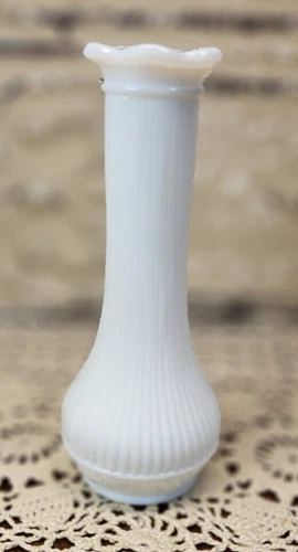 Vintage Randall Milk Glass Bud Vase Ribbed Pattern w/ Ruffle Neck (read)