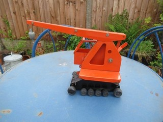 VINTAGE TRIANG TINPLATE JONES CRAWLER CRANE 1950's? (FOR SPARES OR REPAIR)