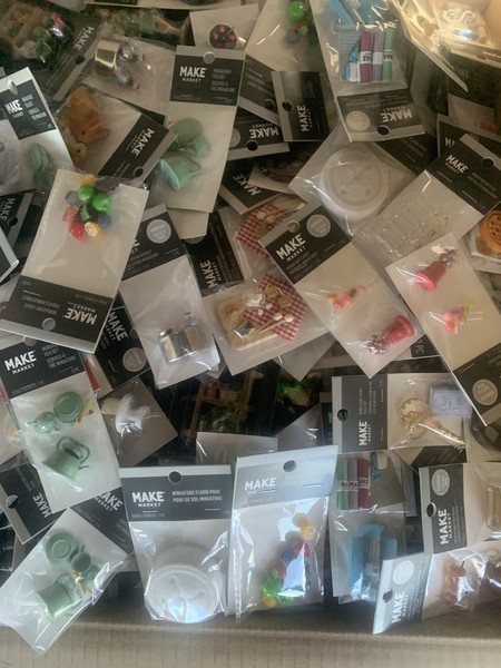 Lote Mixto de 100 Miniaturas Make Market