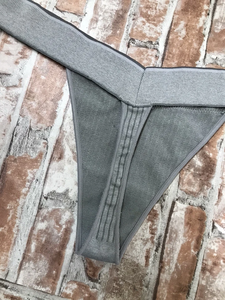 Tanga Calvin Klein "Soporte Deportivo" Acanalado Nylon Logo Tanga Acanalado Gris Mediano Foto 4 de 4