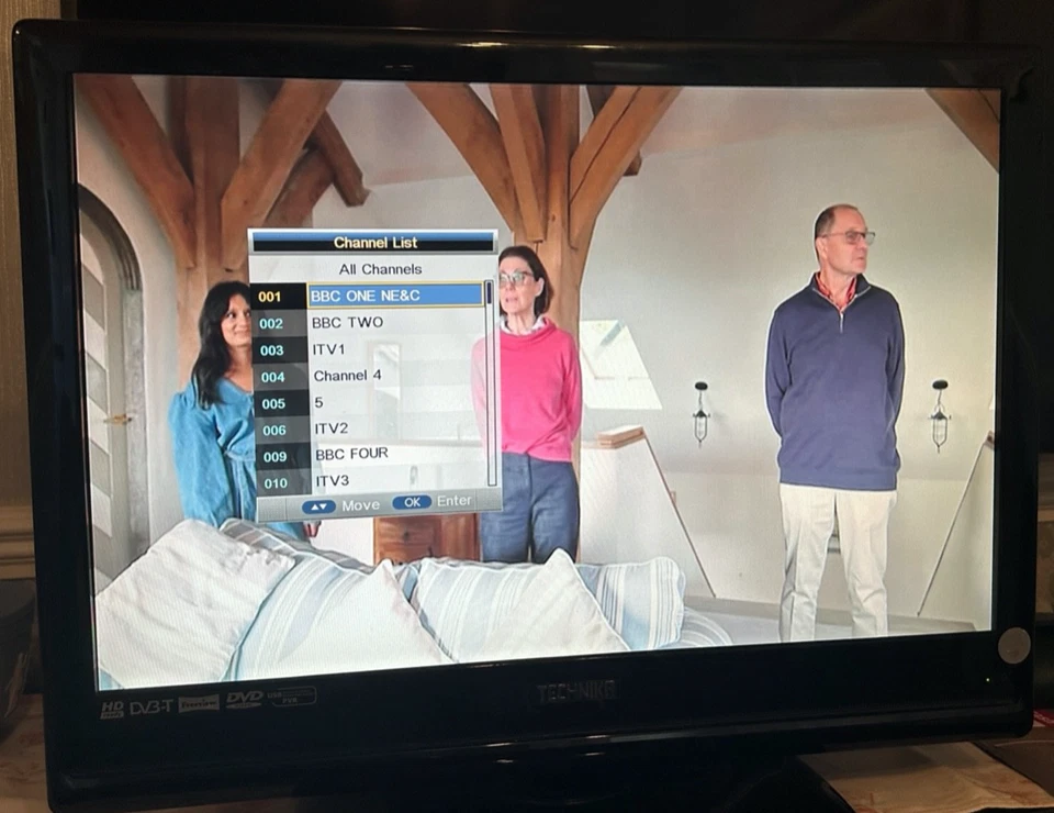 Technika 22" DVD / TV LCD Combo Freeview Built In With Remote Control - Image 3 of 4