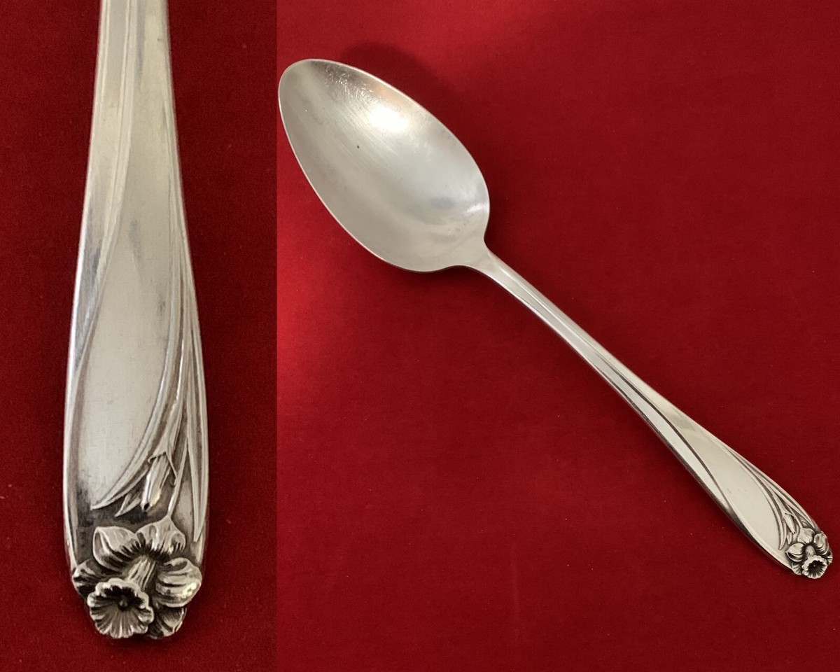 1847 Rogers Bros IS DAFFODIL Silverplate Serving Spoon Vintage