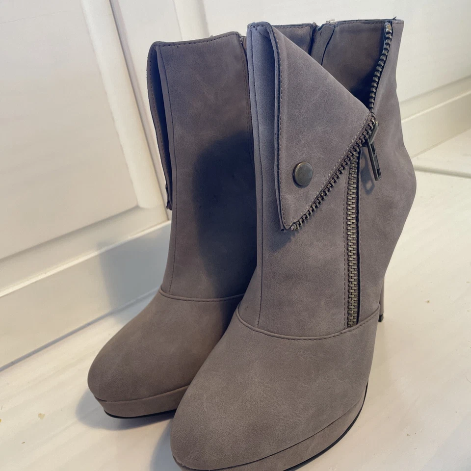 Especial dos Namorados! Botas de tornozelo Stiletto cinza dois lábios tamanho 8,5 Wm camurça escovada - Imagem 4 de 4