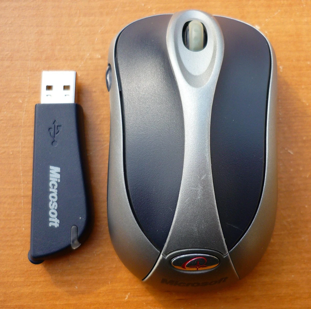 Microsoft Wireless Notebook Optical Mouse 4000 Model 1050 /W USB.